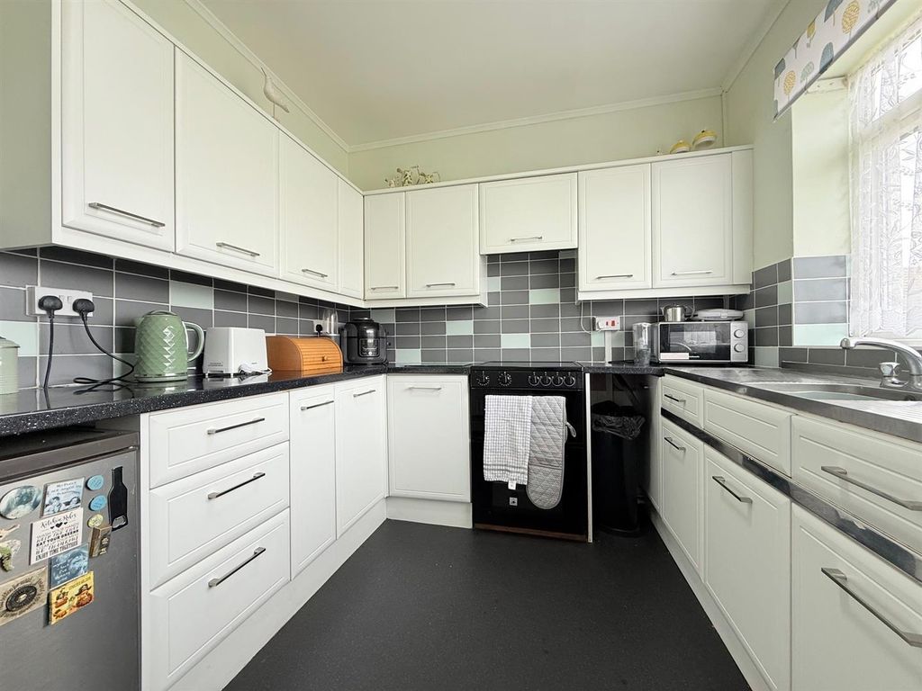 Property photo 3 of 12 Kitchen