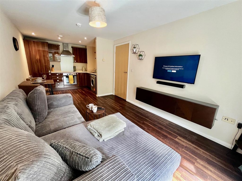 Property photo 1 of 8 Lounge/Kitchen