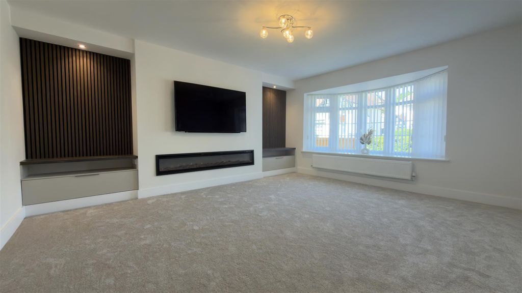 Property photo 2 of 30 Lounge