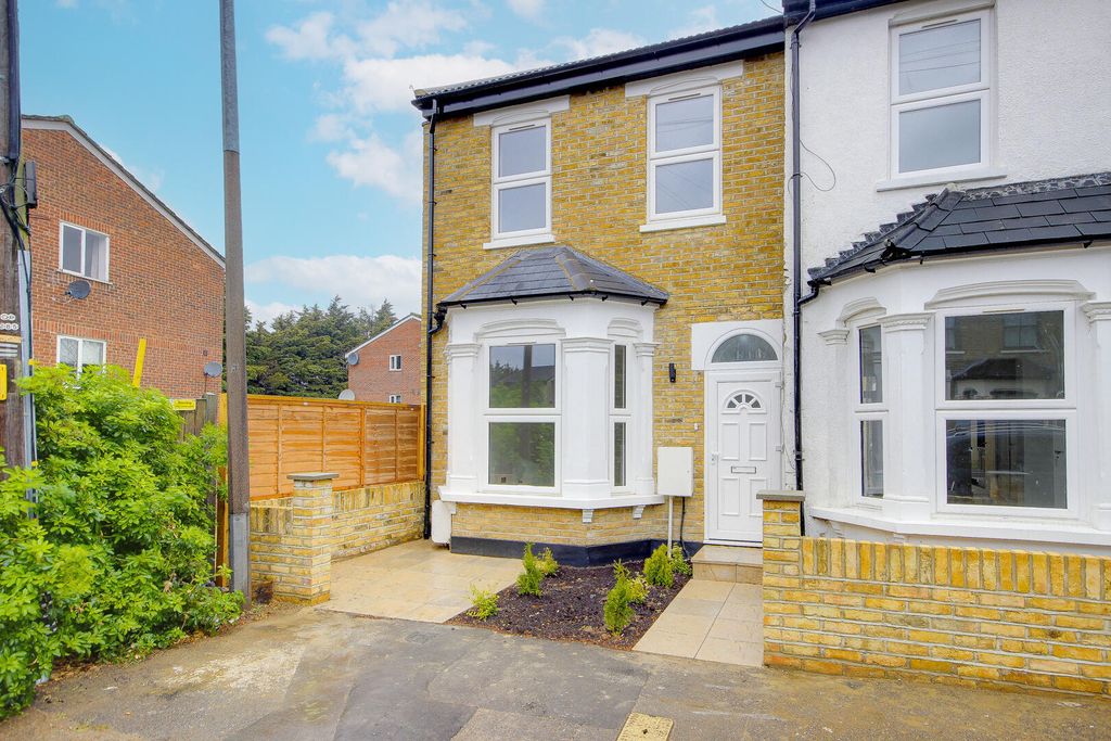 Property photo 2 of 17 Front (Exterior)