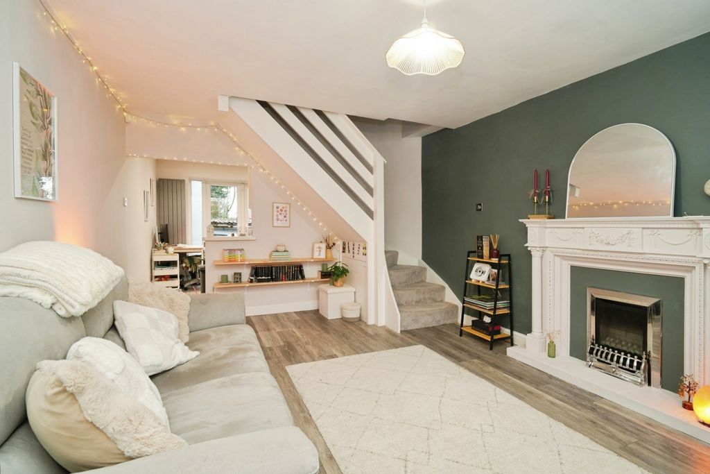 Property photo 2 of 19 Lounge