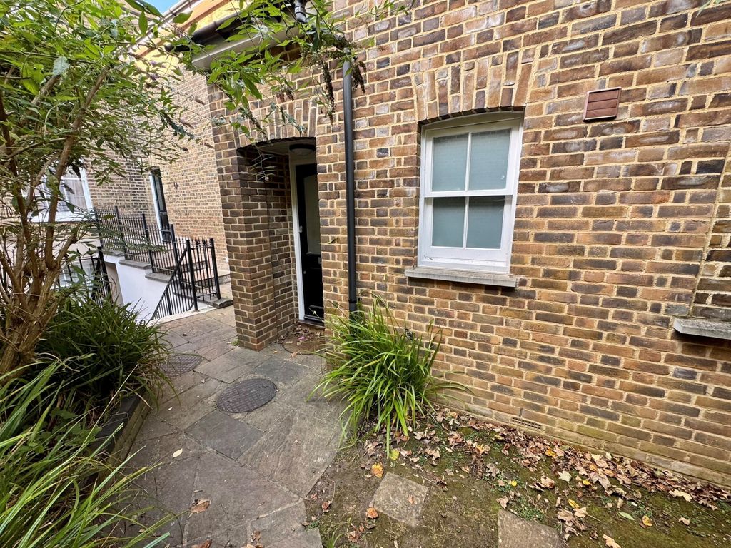 Property photo 1 of 8 Queen Street, Chelmsford, Essex, CM2