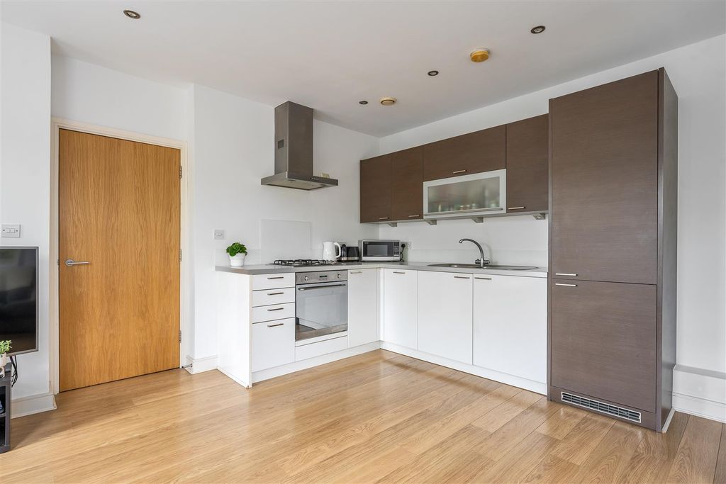 Property photo 2 of 17 High Road, Ig8