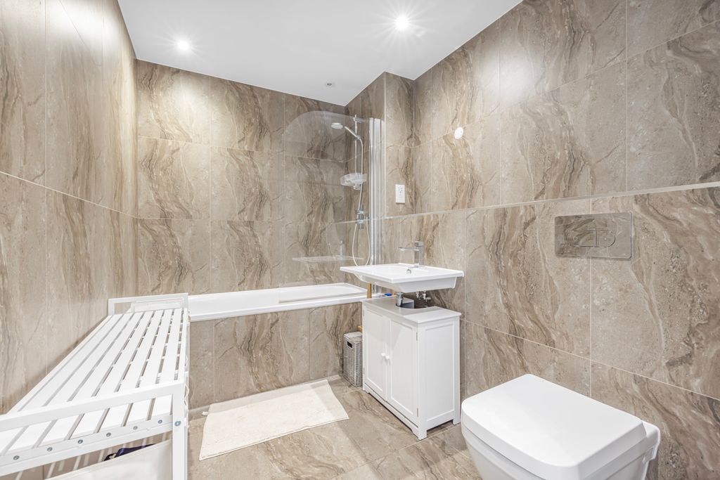 Property photo 3 of 17 Bathroom