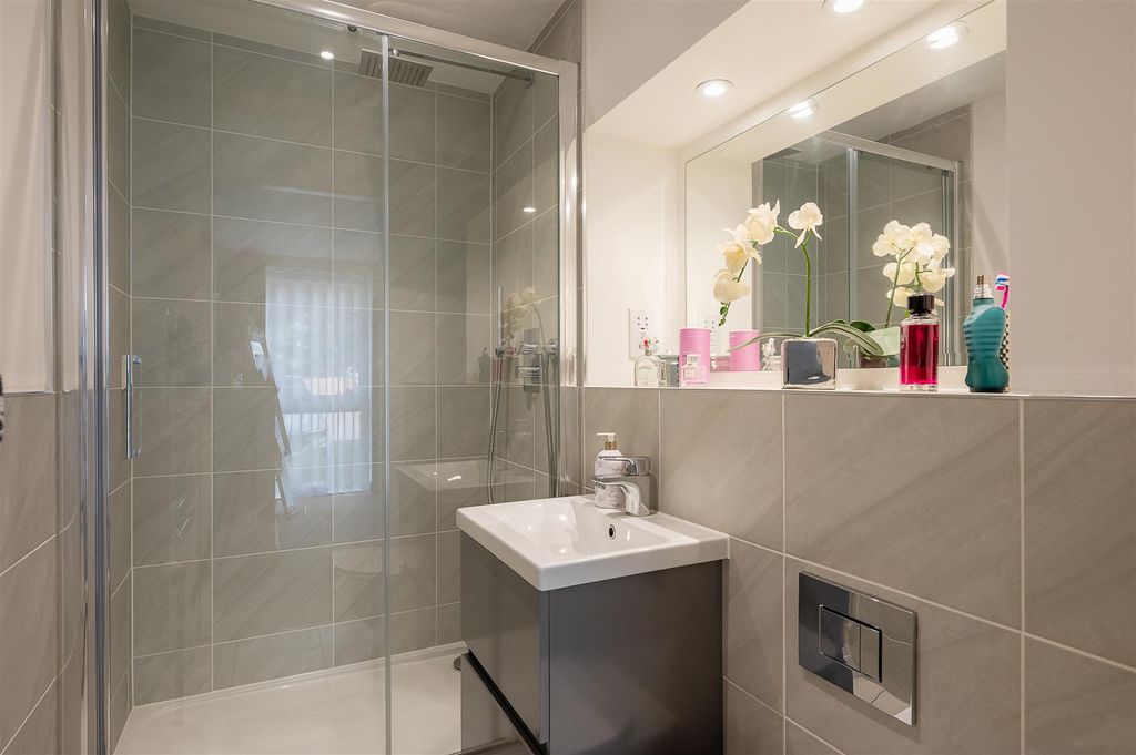 Property photo 2 of 16 Shower Room