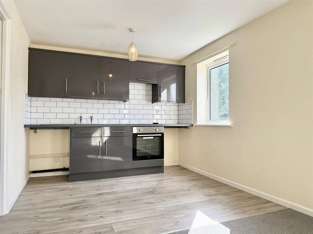 Property photo 2 of 6 Kitchen