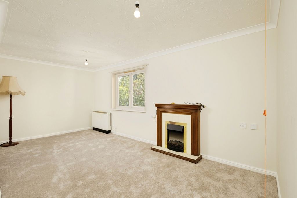 Property photo 1 of 18 Living Room