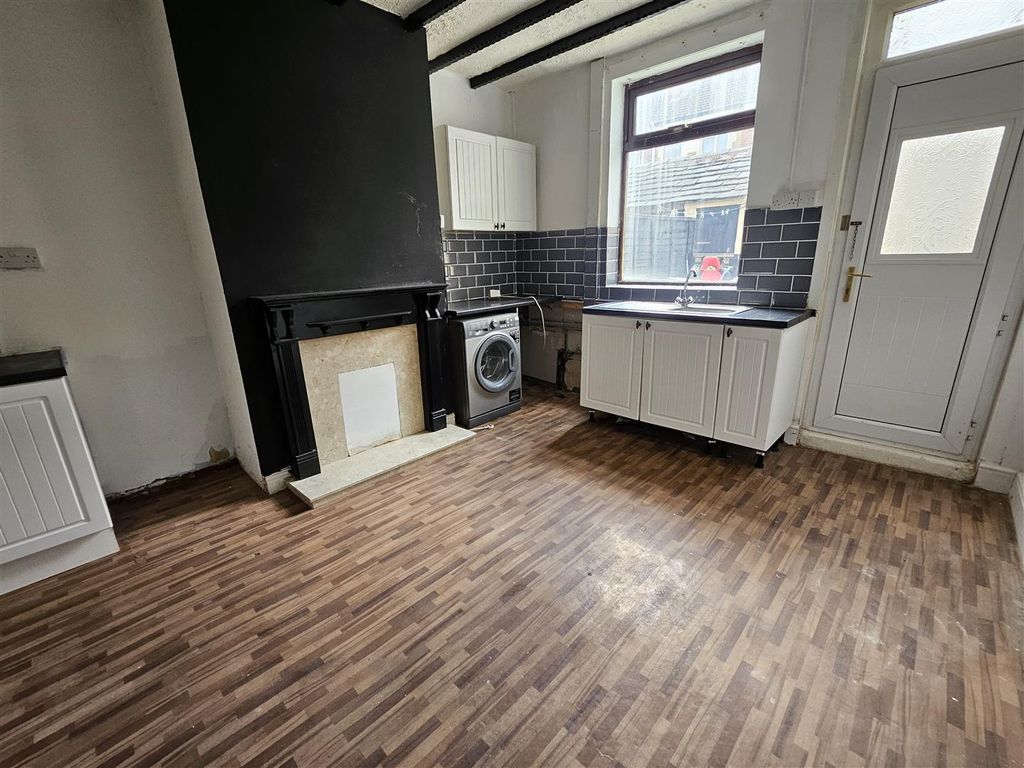 Property photo 3 of 9 Dining Kitchen