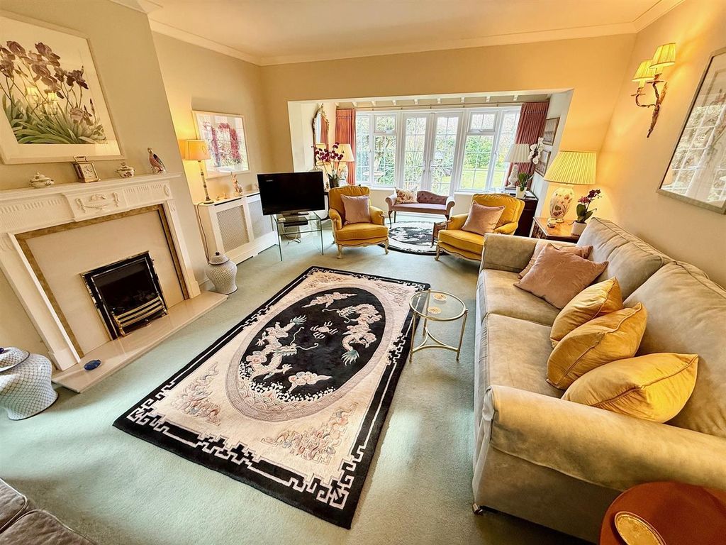 Property photo 2 of 28 Lounge