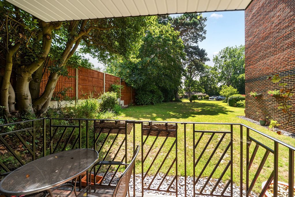 3 bed flat for salePark Road, Beckenham BR3 photo 4