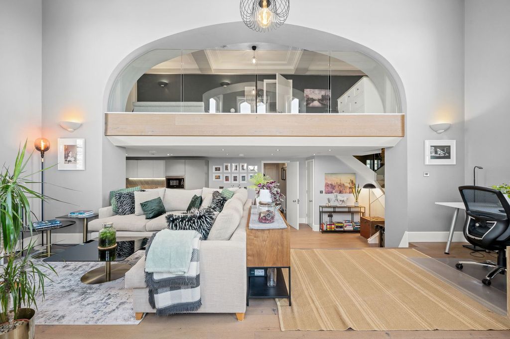 Property photo 2 of 18