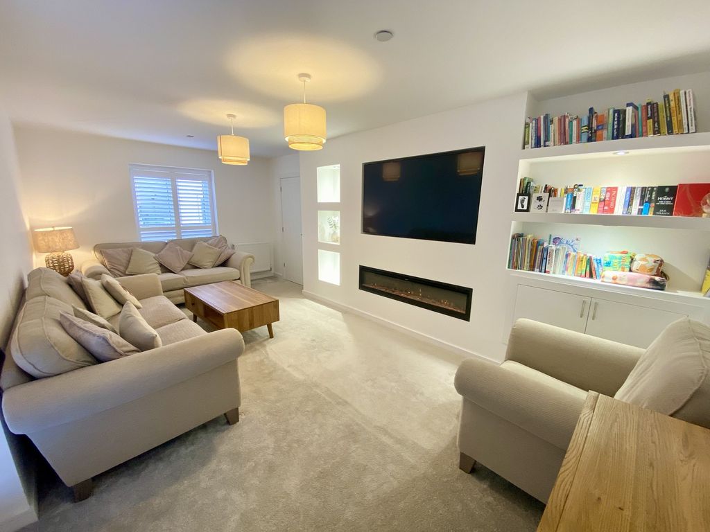 Property photo 2 of 18 Lounge