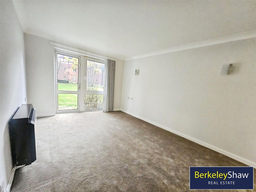 Property photo 3 of 7 Living Room