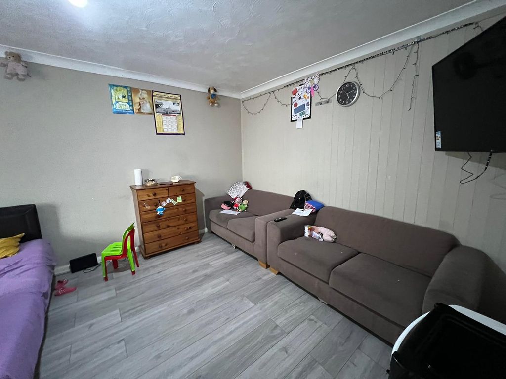 Property photo 1 of 7 Two Bedroom Ground Floor Flat Close To Chadwel Heath Train Station Inclusive Bills