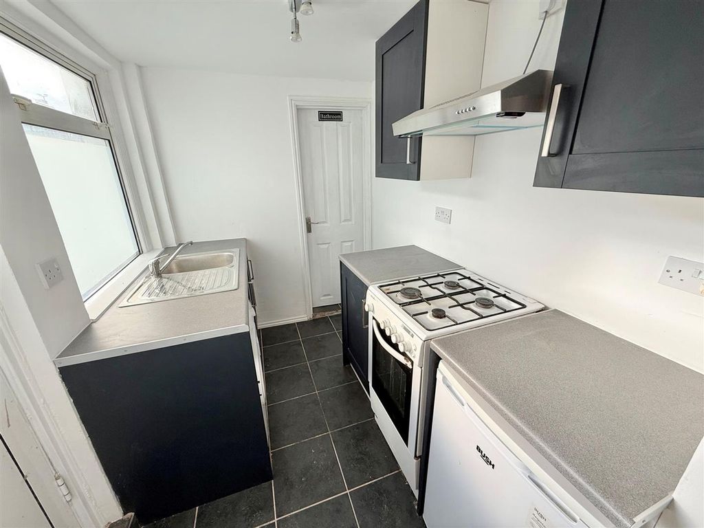 Property photo 3 of 8 Kitchen