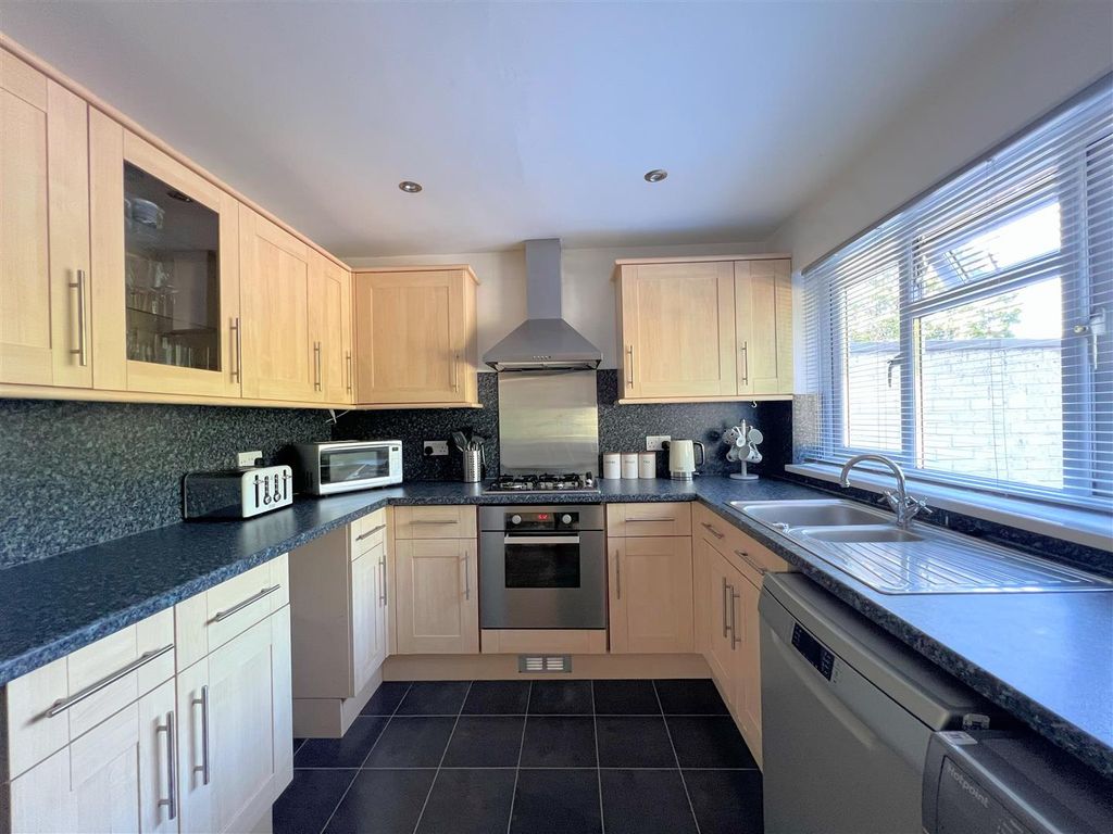 Property photo 3 of 16 Kitchen