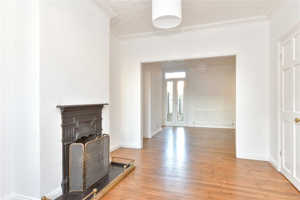 Property photo 3 of 10 Lounge