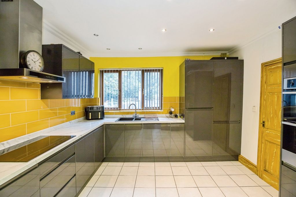 Property photo 3 of 18 Breakfast Kitchen