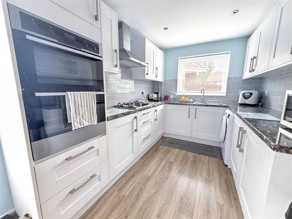 Property photo 3 of 20 Kitchen