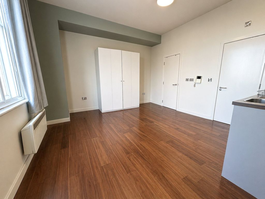 Property photo 3 of 5 Studio