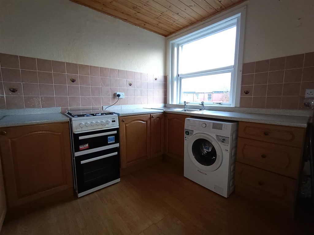 Property photo 3 of 12 Kitchen