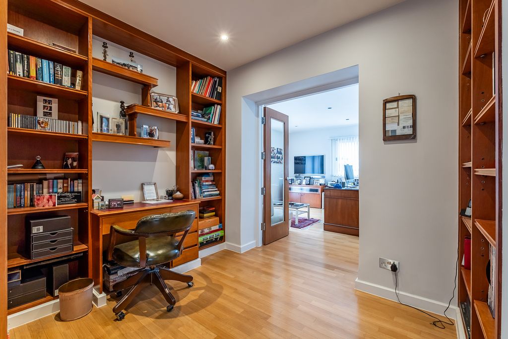 Property photo 2 of 34