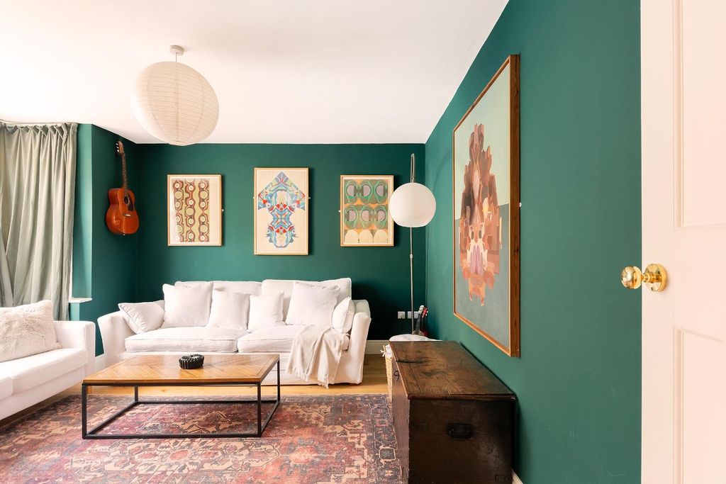 Property photo 3 of 38 1R1Rbn - Living Room C.Jpg