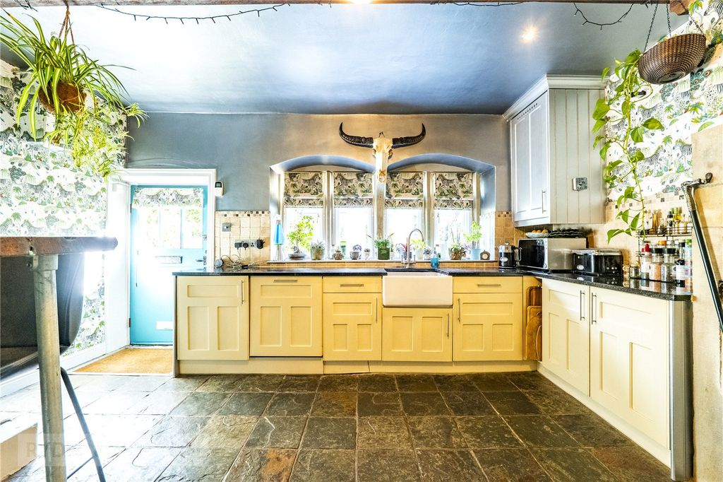 Property photo 2 of 18 Dining Kitchen
