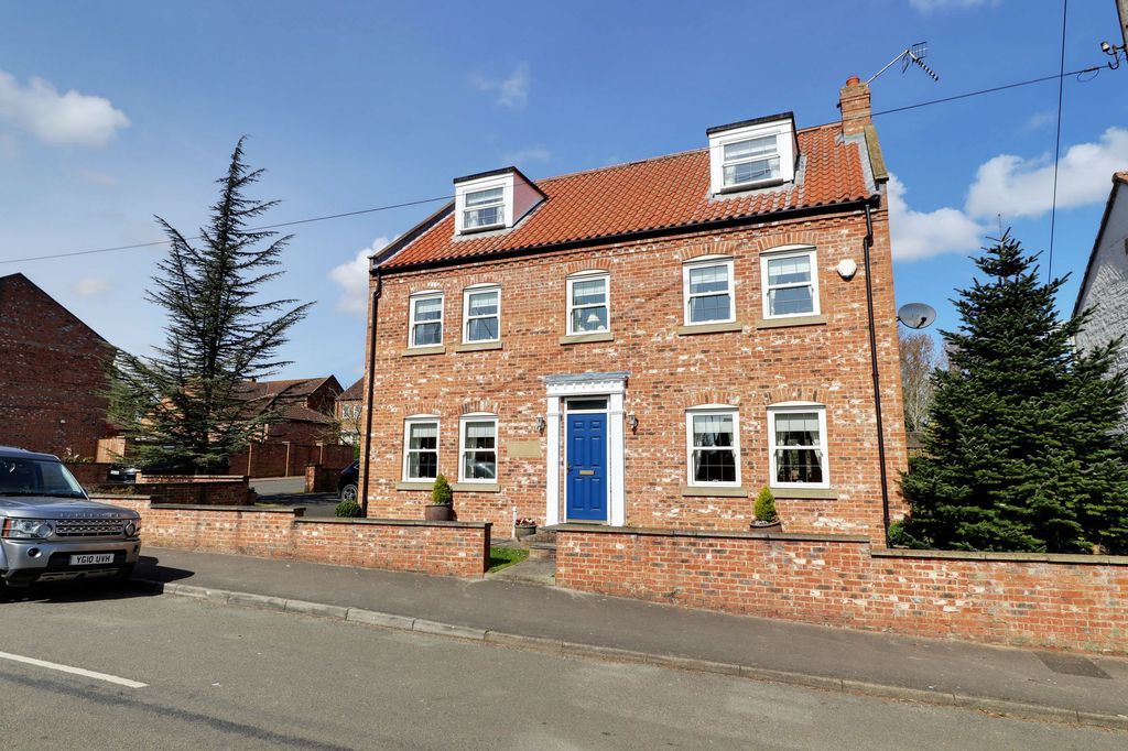 Property photo 1 of 32