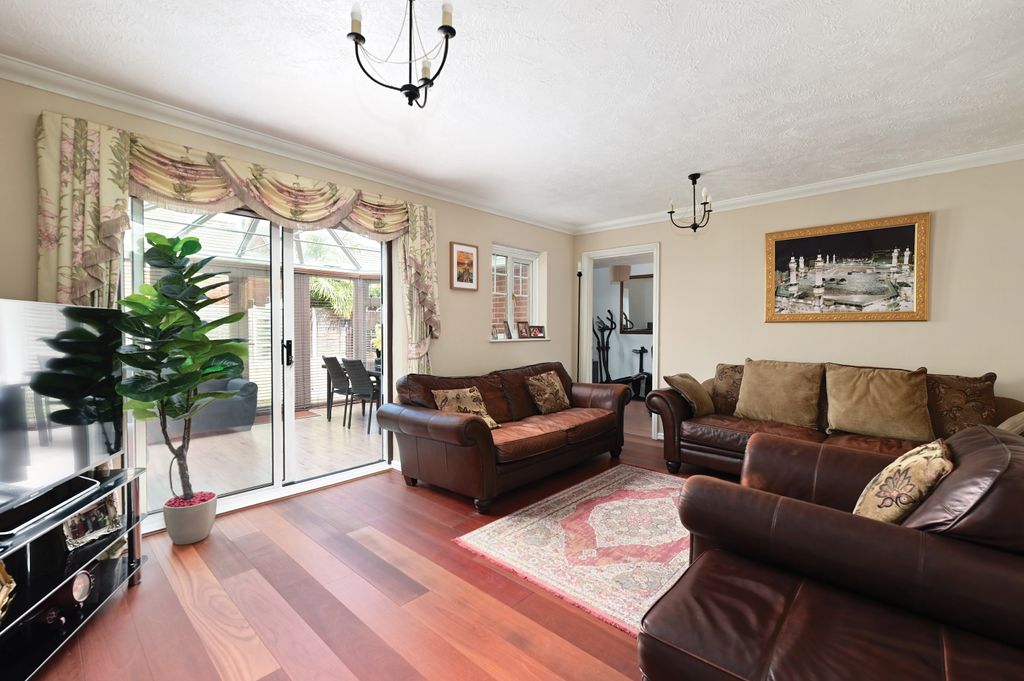 Property photo 3 of 13 11 Old Forge End (9)