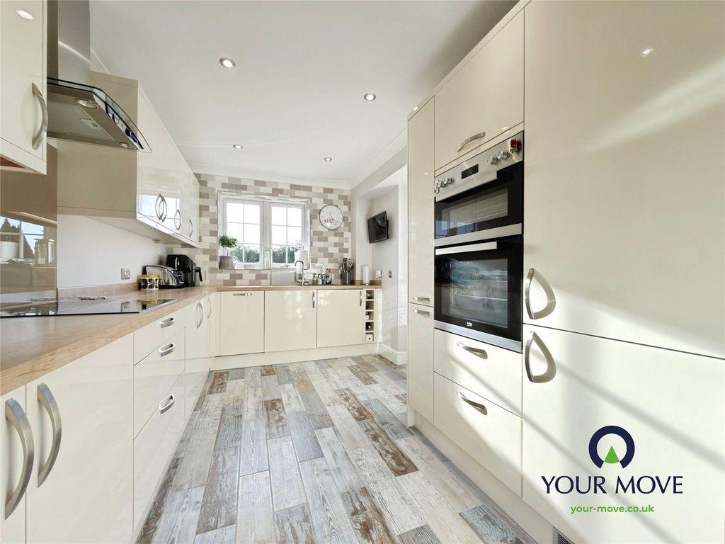 Property photo 3 of 18 Kitchen