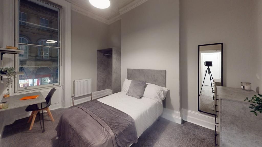 Property photo 3 of 22 A Stylish And Well-Lit Double Bedroom Featuring Mo...