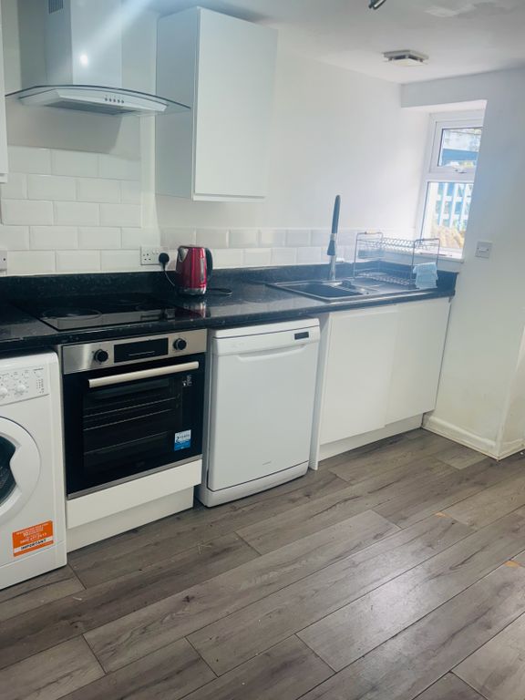 Property photo 1 of 17 Fully Furnished Spacious Three Bedroom Maisonette - Suit Care Workers