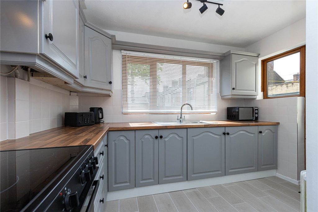 Property photo 2 of 7 Kitchen