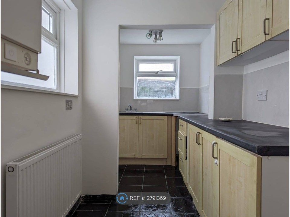 Property photo 3 of 13 Kitchen 1