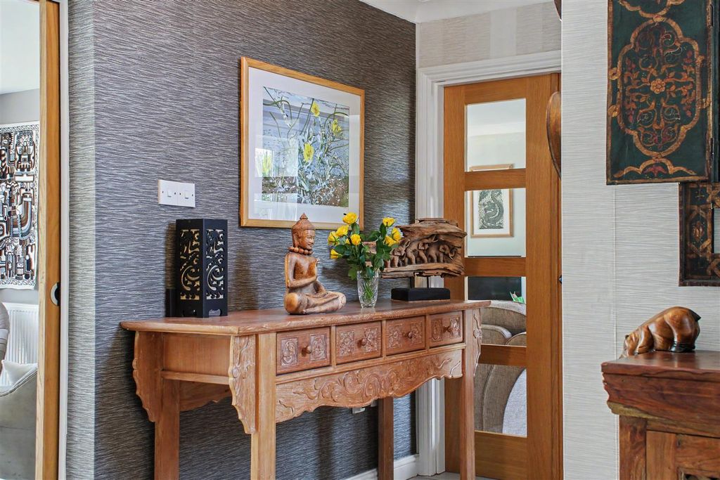 Property photo 3 of 39 Entrance Hall