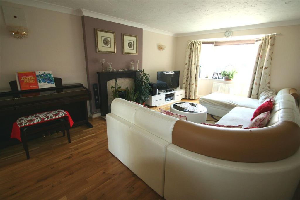 Property photo 2 of 16 Living Room