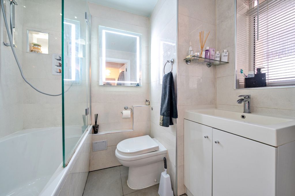 Property photo 3 of 9 Bathroom