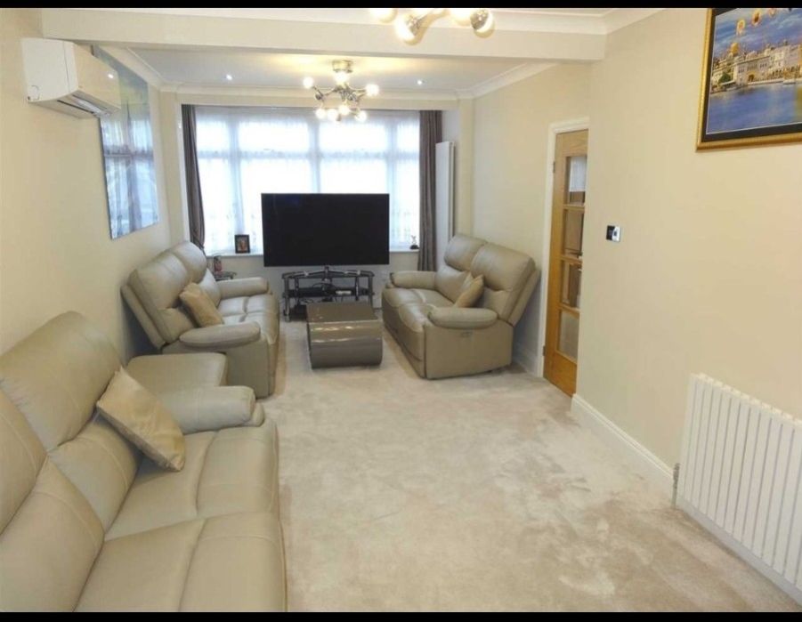 Property photo 3 of 15 Livingroom