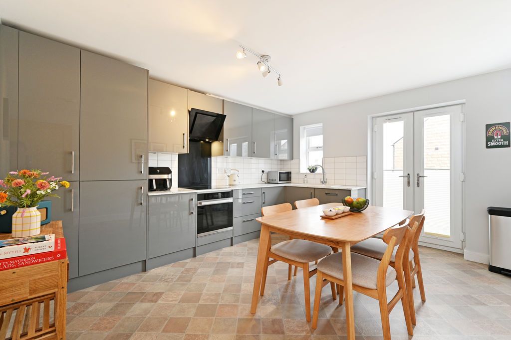 Property photo 1 of 25 Dining Kitchen