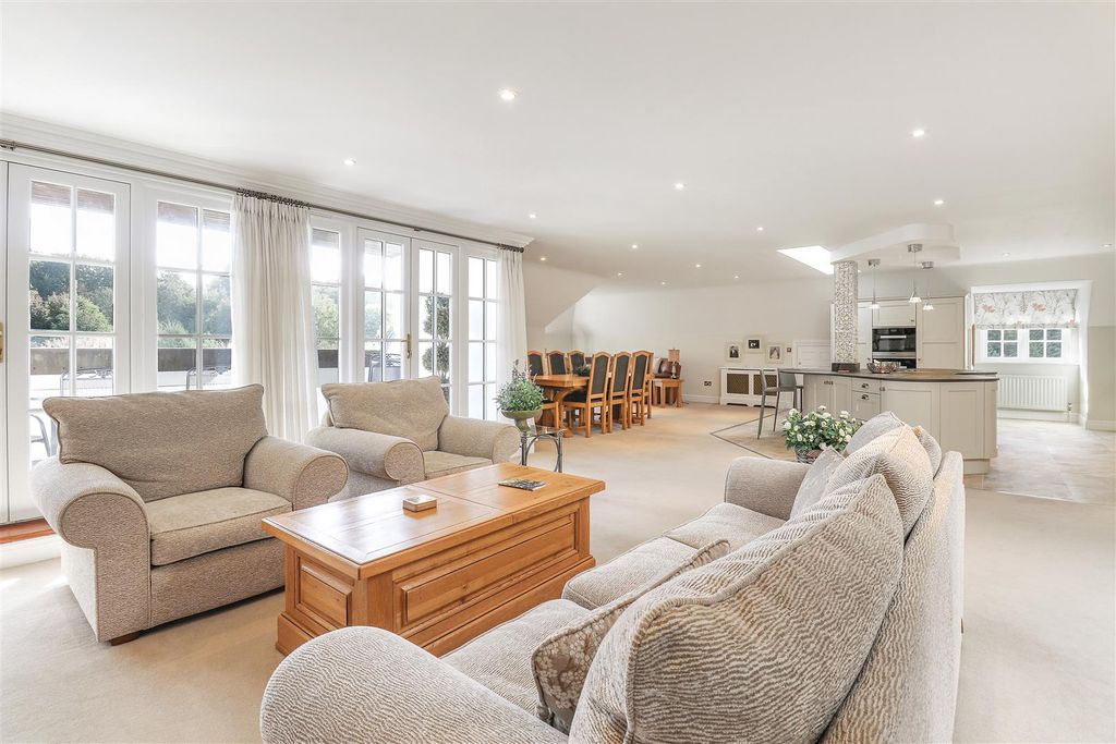 Property photo 1 of 30 Lounge