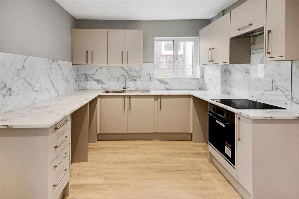 Property photo 2 of 11 Kitchen/Breakfast Room