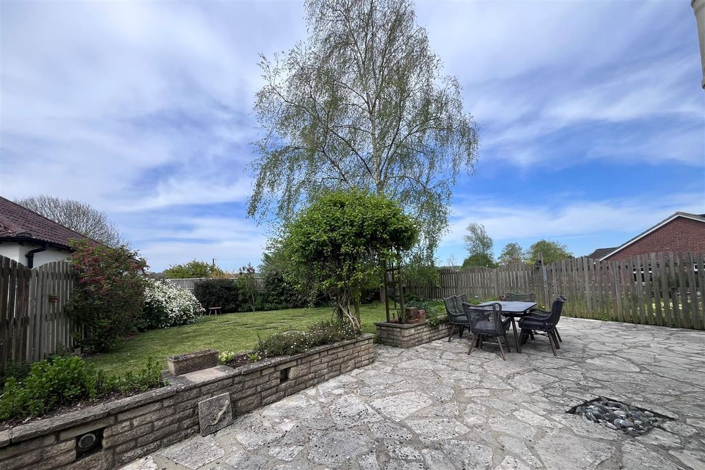 Property photo 2 of 15 Garden.Jpg