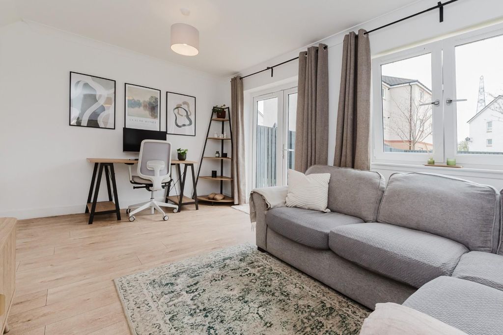 Property photo 3 of 13 Lounge