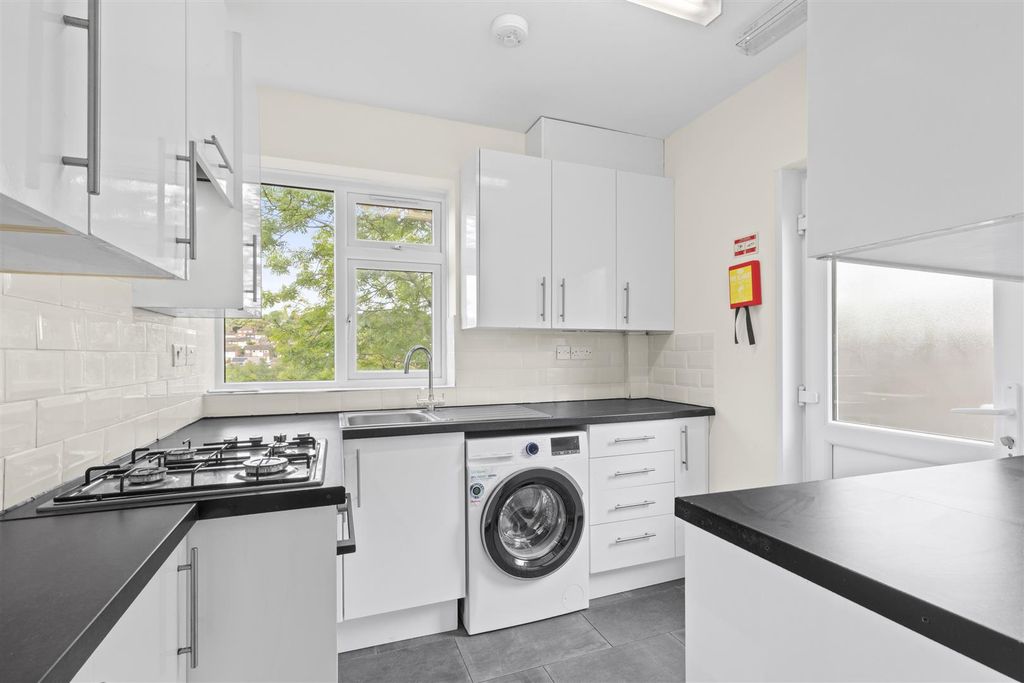 Property photo 3 of 13 5 Colborne Rd, Hp13 6Xz-8.Jpg