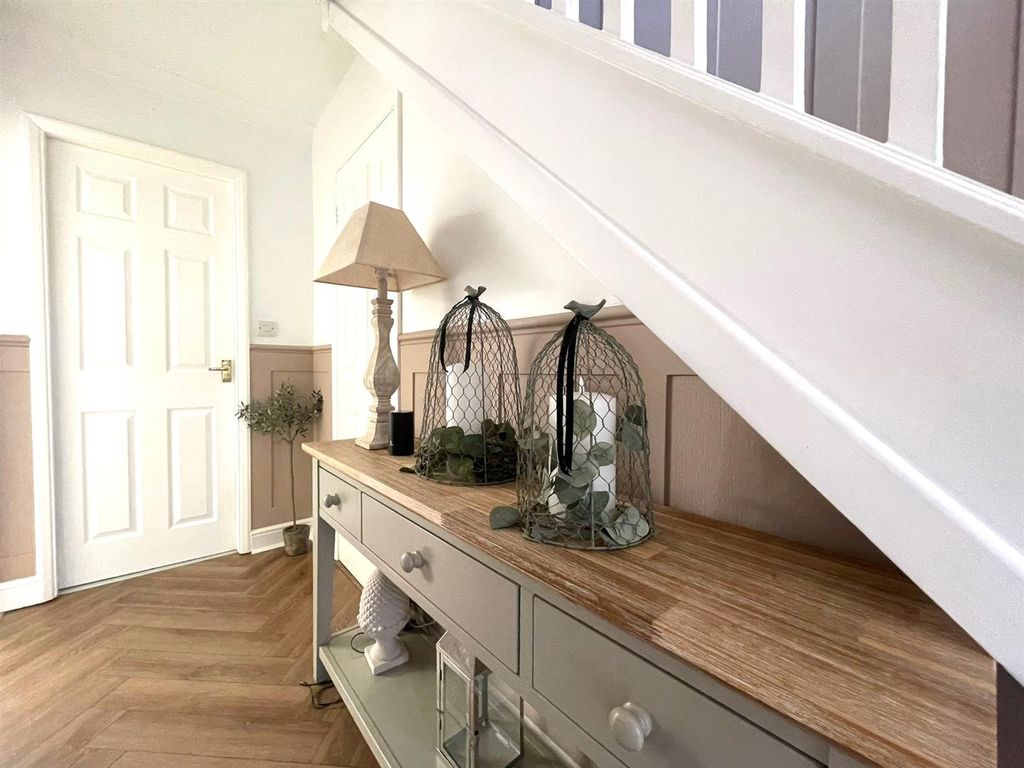 Property photo 2 of 27 Entrance Hall