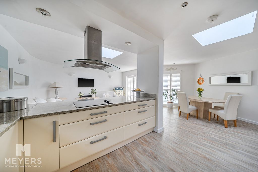 Property photo 2 of 21