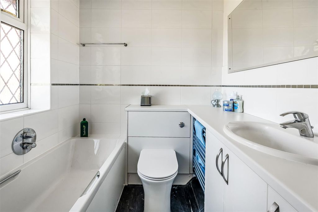 Property photo 3 of 29 6-Aston-Close-3.Jpg
