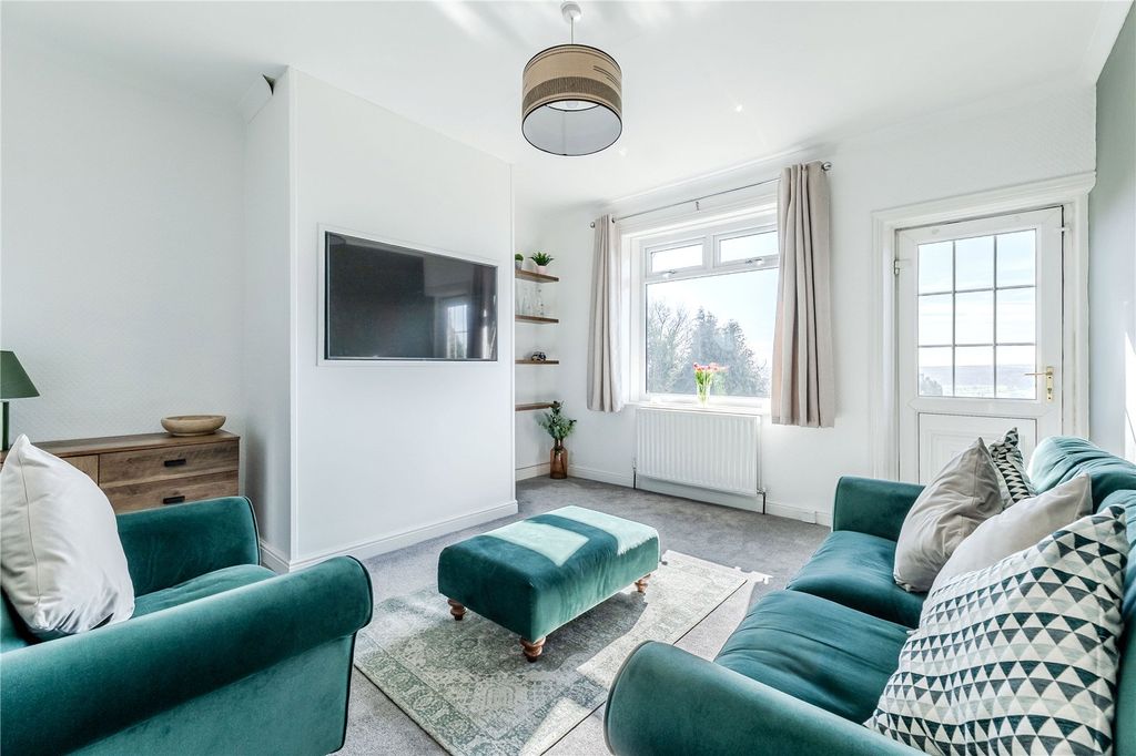 Property photo 1 of 17 Lounge