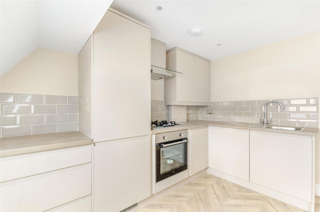 Property photo 3 of 7 Flat 8-2.Jpg